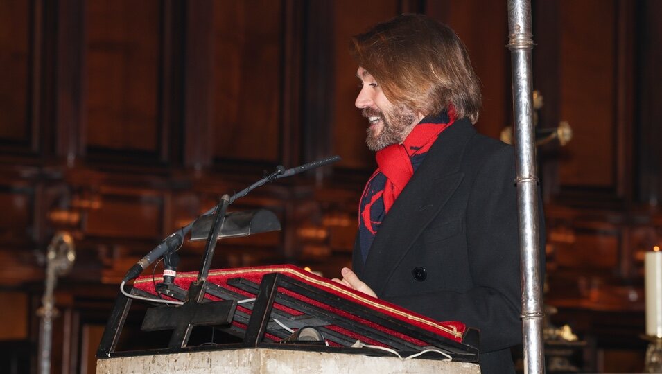 Manuel Velasco leyendo en el funeral de Concha Velasco