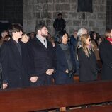 Paco y Manuel Velasco y demás familia en el funeral de Concha Velasco