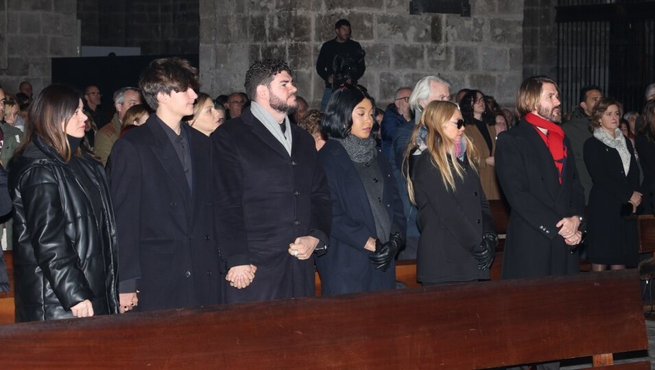 Paco y Manuel Velasco y demás familia en el funeral de Concha Velasco