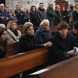 Manuela Velasco y el nieto de Concha Velasco, Samuel, en el funeral en Valladolid