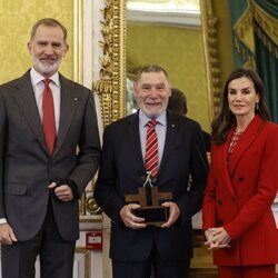 Los Reyes Felipe y Letizia sonríen junto al catedrático Dieter Ingenschay