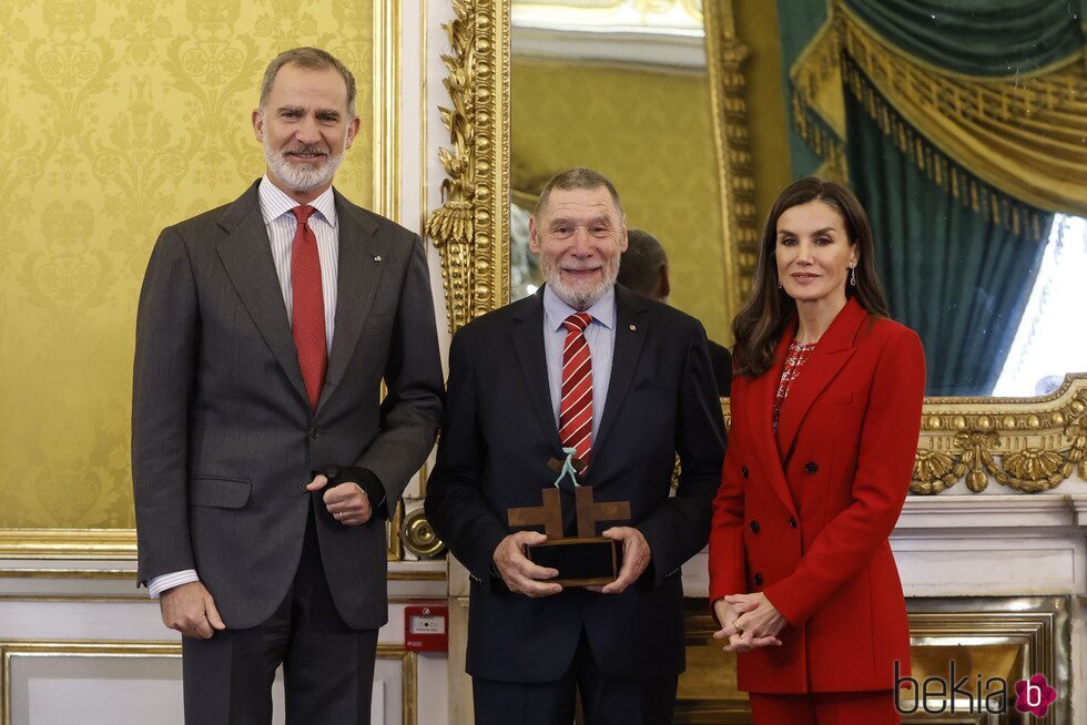 Los Reyes Felipe y Letizia sonríen junto al catedrático Dieter Ingenschay