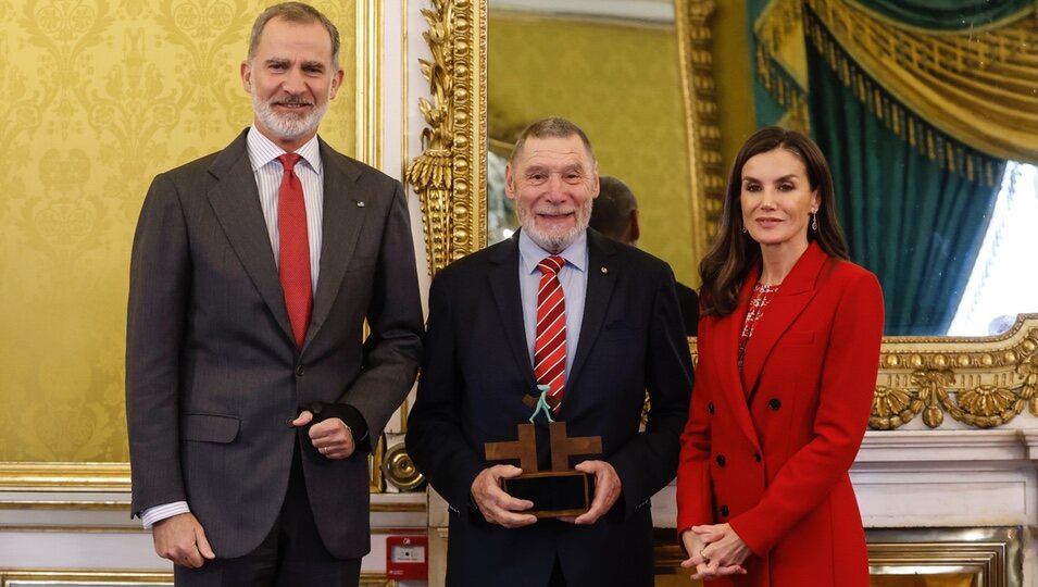 Los Reyes Felipe y Letizia sonríen junto al catedrático Dieter Ingenschay