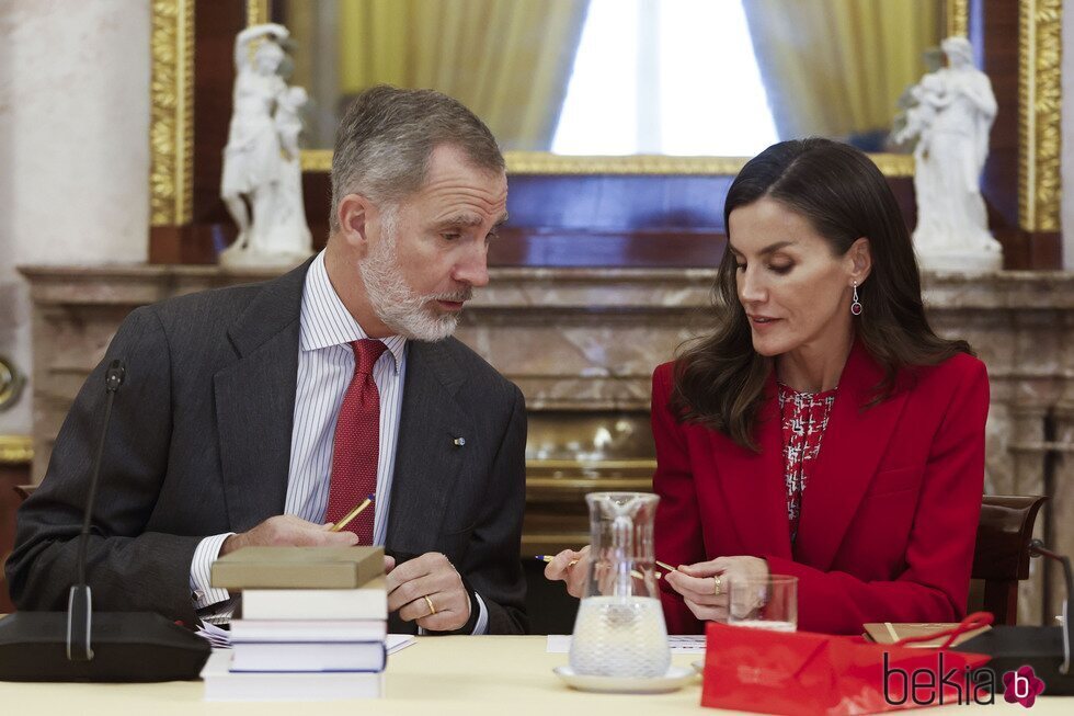 Los Reyes Felipe y Letizia hablando en la reunión del Patronato del Instituto Cervantes