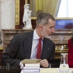 Los Reyes Felipe y Letizia hablando en la celebración de la reunión del Patronato del Instituto Cervantes