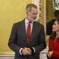 Los Reyes Felipe y Letizia, muy cómplices en la reunión del Patronato del Instituto Cervantes