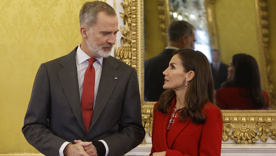 Los Reyes Felipe y Letizia, muy cómplices en la reunión del Patronato del Instituto Cervantes