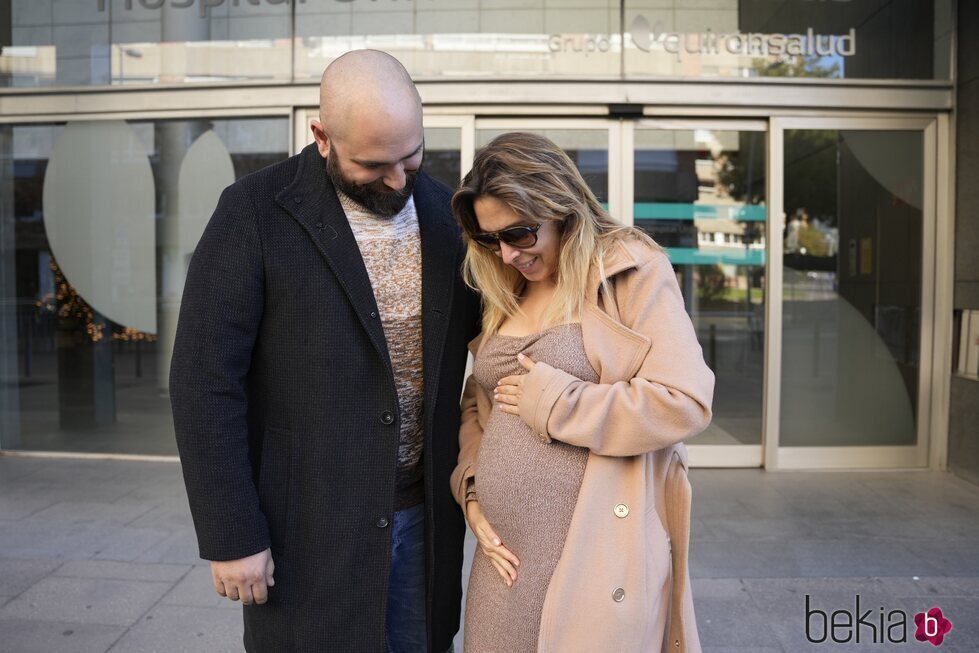 Gisela y José Ángel Ortega a la salida del hospital