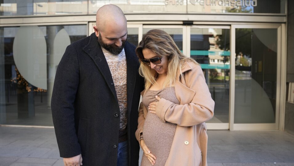 Gisela y José Ángel Ortega a la salida del hospital