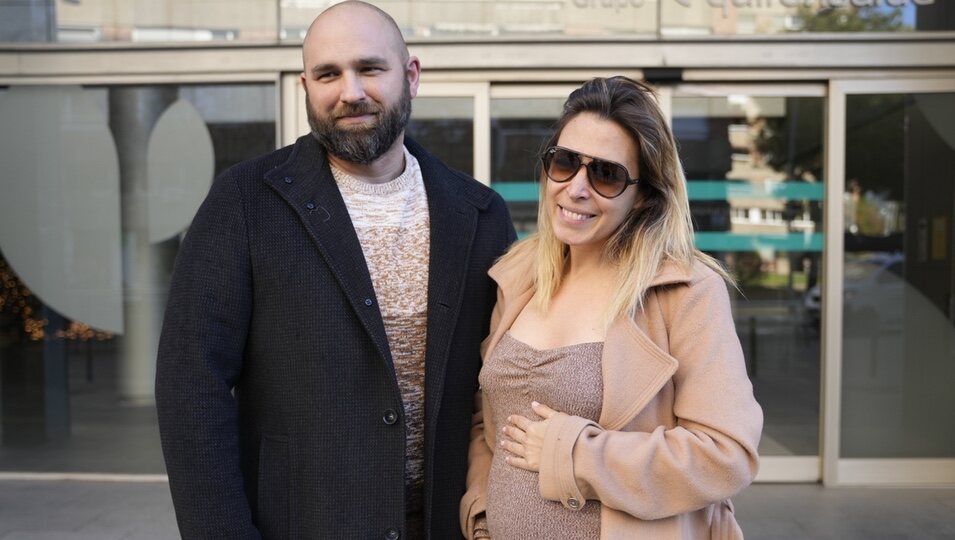 Gisela y su novio José Ángel Ortega a la salida del hospital