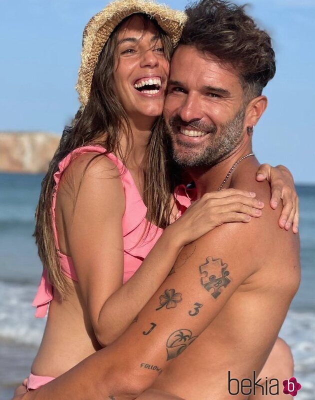 Almudena Cid y Gerardo Berodia en la playa