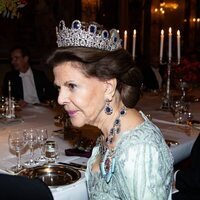 Silvia de Suecia con la Tiara Leuchtenberg en la cena a los premiados con el Nobel 2023