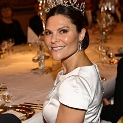 Victoria de Suecia con la Tiara Connaught en la cena a los premiados con el Nobel 2023