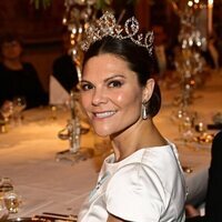 Victoria de Suecia con la Tiara Connaught en la cena a los premiados con el Nobel 2023