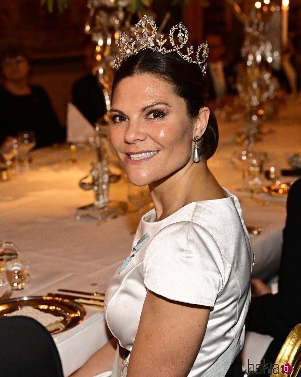 Victoria de Suecia con la Tiara Connaught en la cena a los premiados con el Nobel 2023