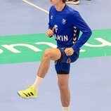 Pablo Urdangarin calentando en un partido de balonmano en Irun