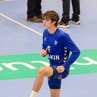 Pablo Urdangarin calentando en un partido de balonmano en Irun