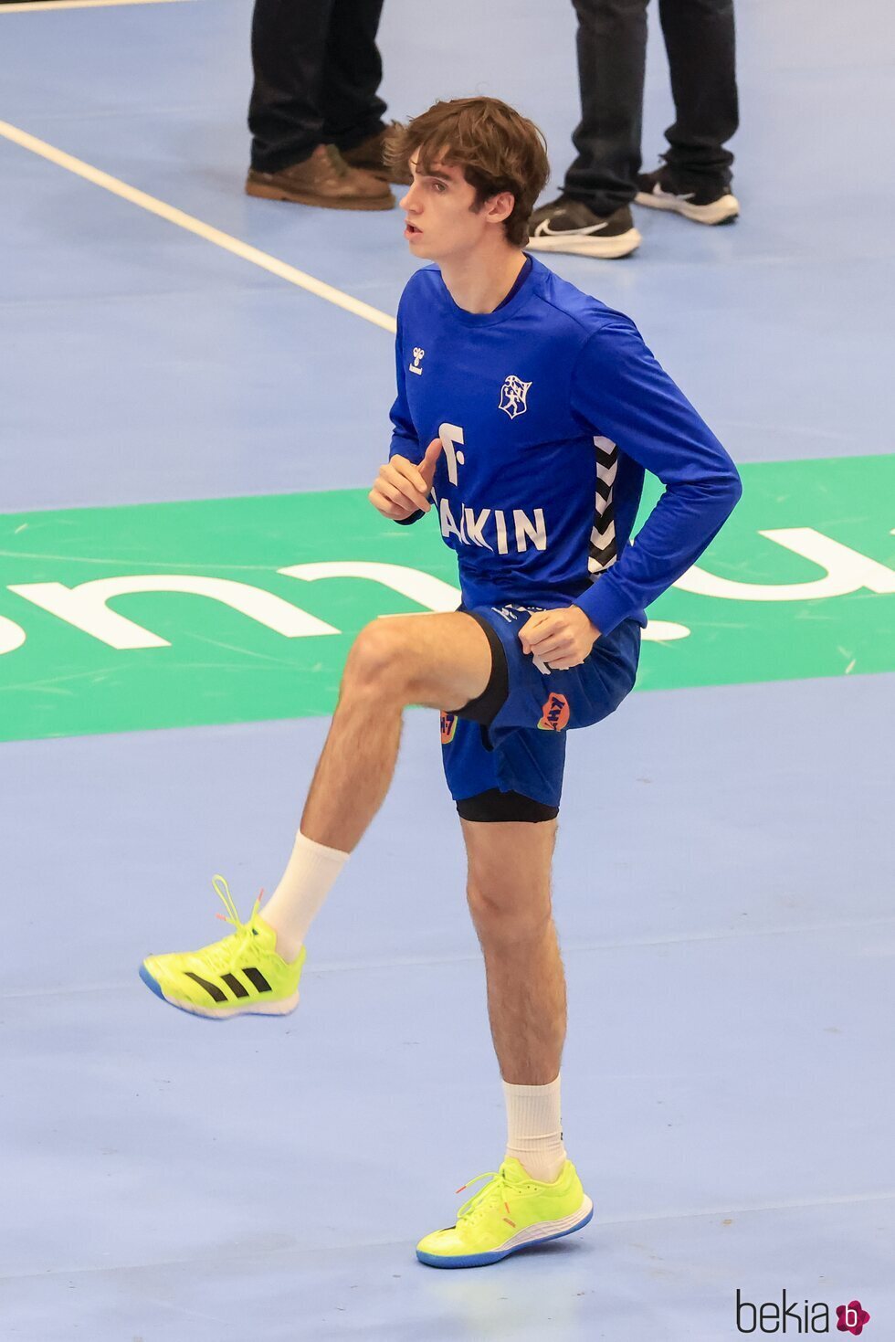 Pablo Urdangarin calentando en un partido de balonmano en Irun