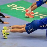 Pablo Urdangarin haciendo flexiones en un partido de balonmano en Irun