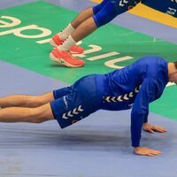 Pablo Urdangarin haciendo flexiones en un partido de balonmano en Irun