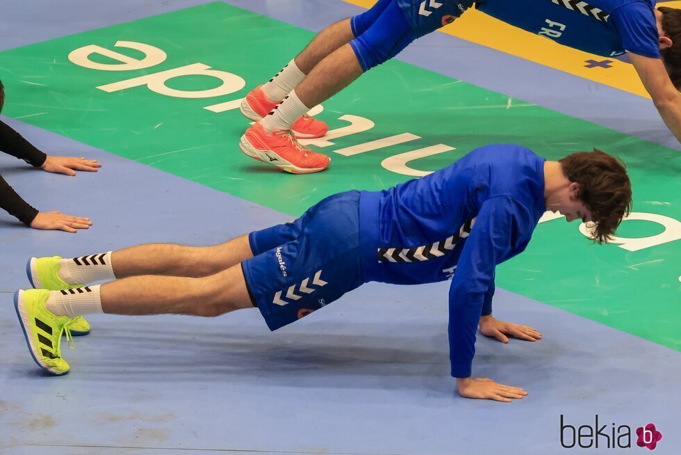 Pablo Urdangarin haciendo flexiones en un partido de balonmano en Irun