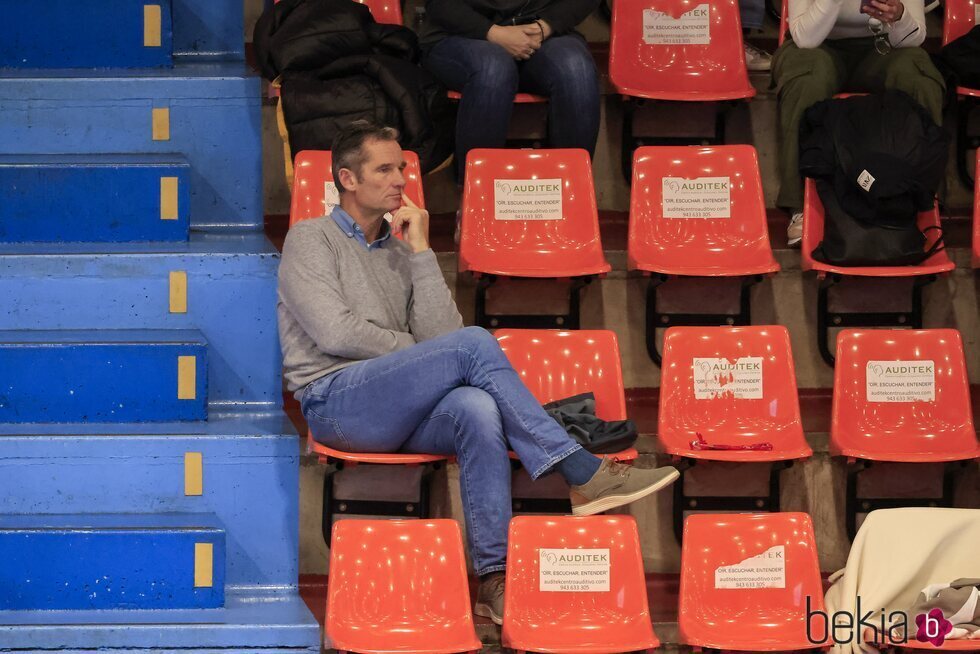 Iñaki Urdangarin viendo un partido de balonmano de su hijo Pablo en Irun