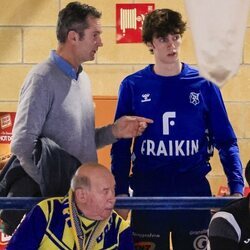 Iñaki Urdangarin dando consejos a su hijo Pablo Urdangarin en un partido de balonmano en Irun