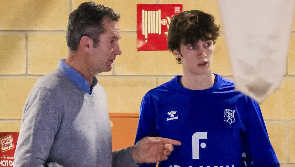 Iñaki Urdangarin dando consejos a su hijo Pablo Urdangarin en un partido de balonmano en Irun