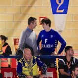 Iñaki Urdangarin y Pablo Urdangarin hablando en un partido de balonmano en Irun