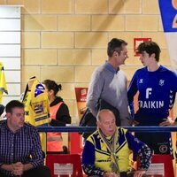 Iñaki Urdangarin y Pablo Urdangarin hablando en un partido de balonmano en Irun