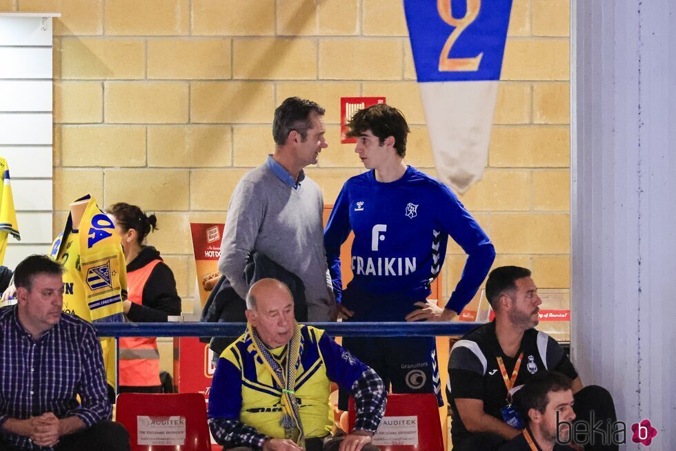 Iñaki Urdangarin y Pablo Urdangarin hablando en un partido de balonmano en Irun