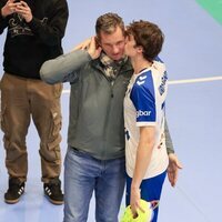 Pablo Urdangarin besa a Iñaki Urdangarin en un partido de balonmano en Irun