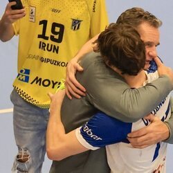 Iñaki Urdangarin y Pablo Urdangarin se abrazan en un partido de balonmano en Irun