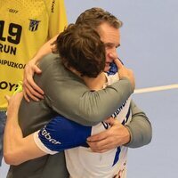 Iñaki Urdangarin y Pablo Urdangarin se abrazan en un partido de balonmano en Irun