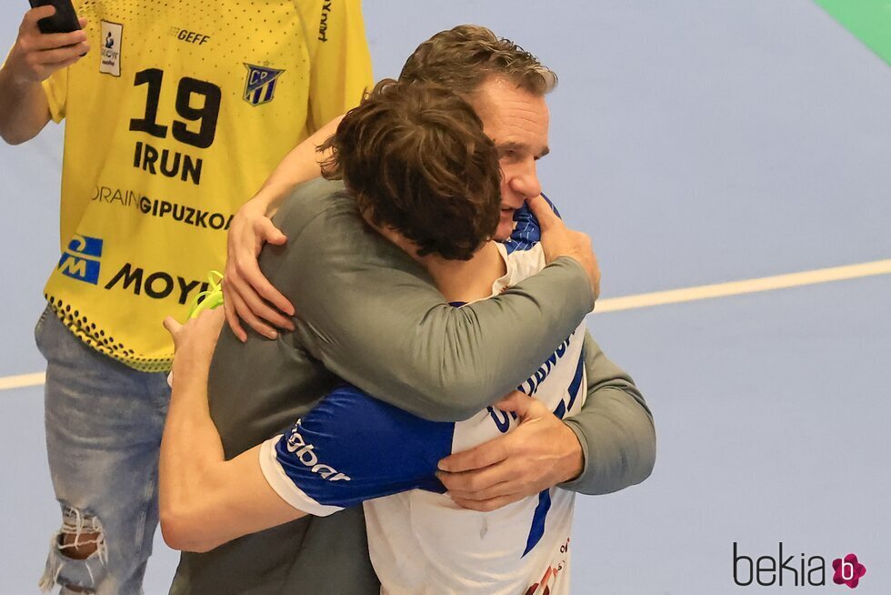 Iñaki Urdangarin y Pablo Urdangarin se abrazan en un partido de balonmano en Irun