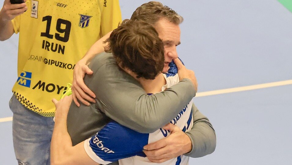 Iñaki Urdangarin y Pablo Urdangarin se abrazan en un partido de balonmano en Irun