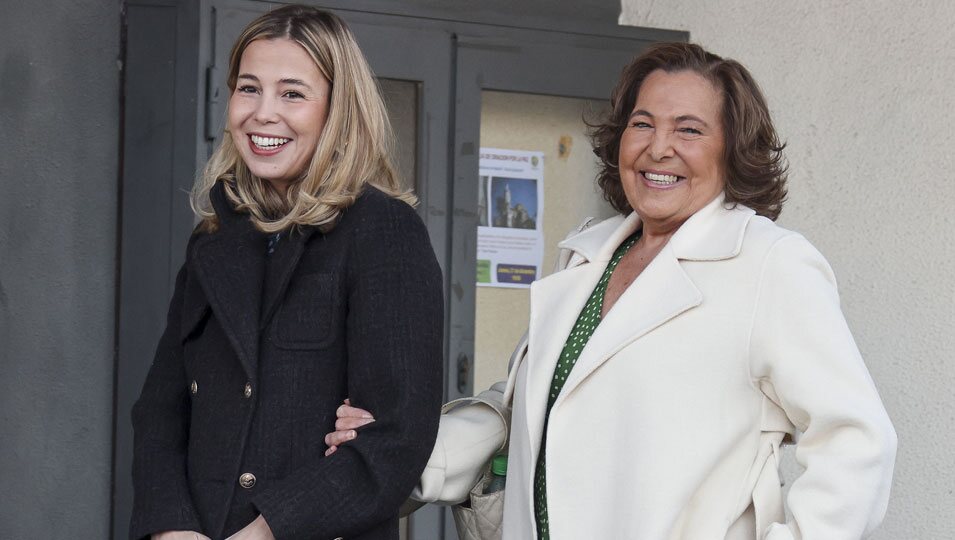 Celia García Obregón y su hija Celia Vega-Penichet en el bautizo de la nieta de Ana Obregón