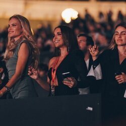 Esther Cañadas y Paula Echevarría en el concierto de Manuel Turizo en el Christmas by Starlite 2023