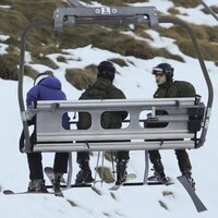 La Princesa Leonor en un telesilla en Astún en su instrucción militar de montaña