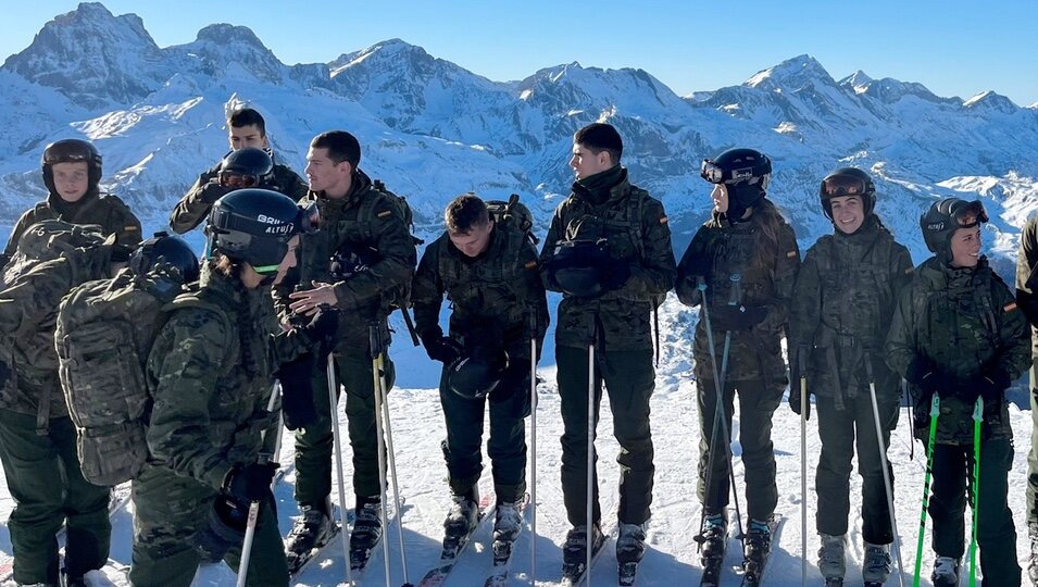 La Princesa Leonor esquiando en Astun durante su formación militar