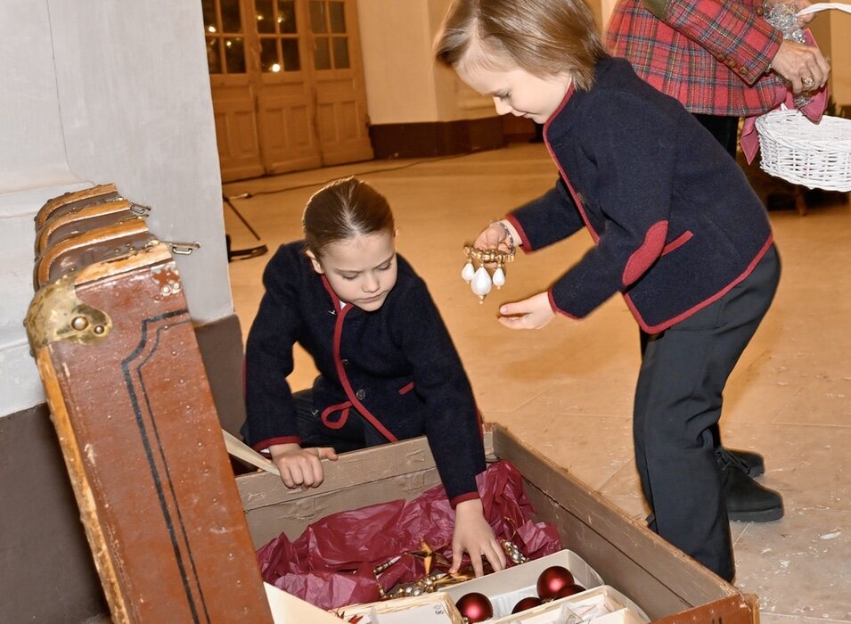 Alexander de Suecia y Gabriel de Suecia cogiendo adornos navideños en la recogida de árboles de Navidad