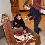 Alexander de Suecia y Gabriel de Suecia cogiendo adornos navideños en la recogida de árboles de Navidad