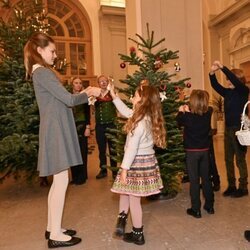 Silvia de Suecia y sus nietas Estelle de Suecia y Adrienne de Suecia poniendo adornos navideños