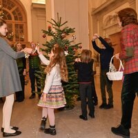 Silvia de Suecia y sus nietas Estelle de Suecia y Adrienne de Suecia poniendo adornos navideños