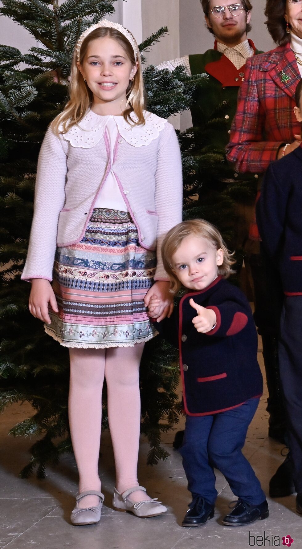 Leonore de Suecia y Julian de Suecia en la recogida de árboles de Navidad