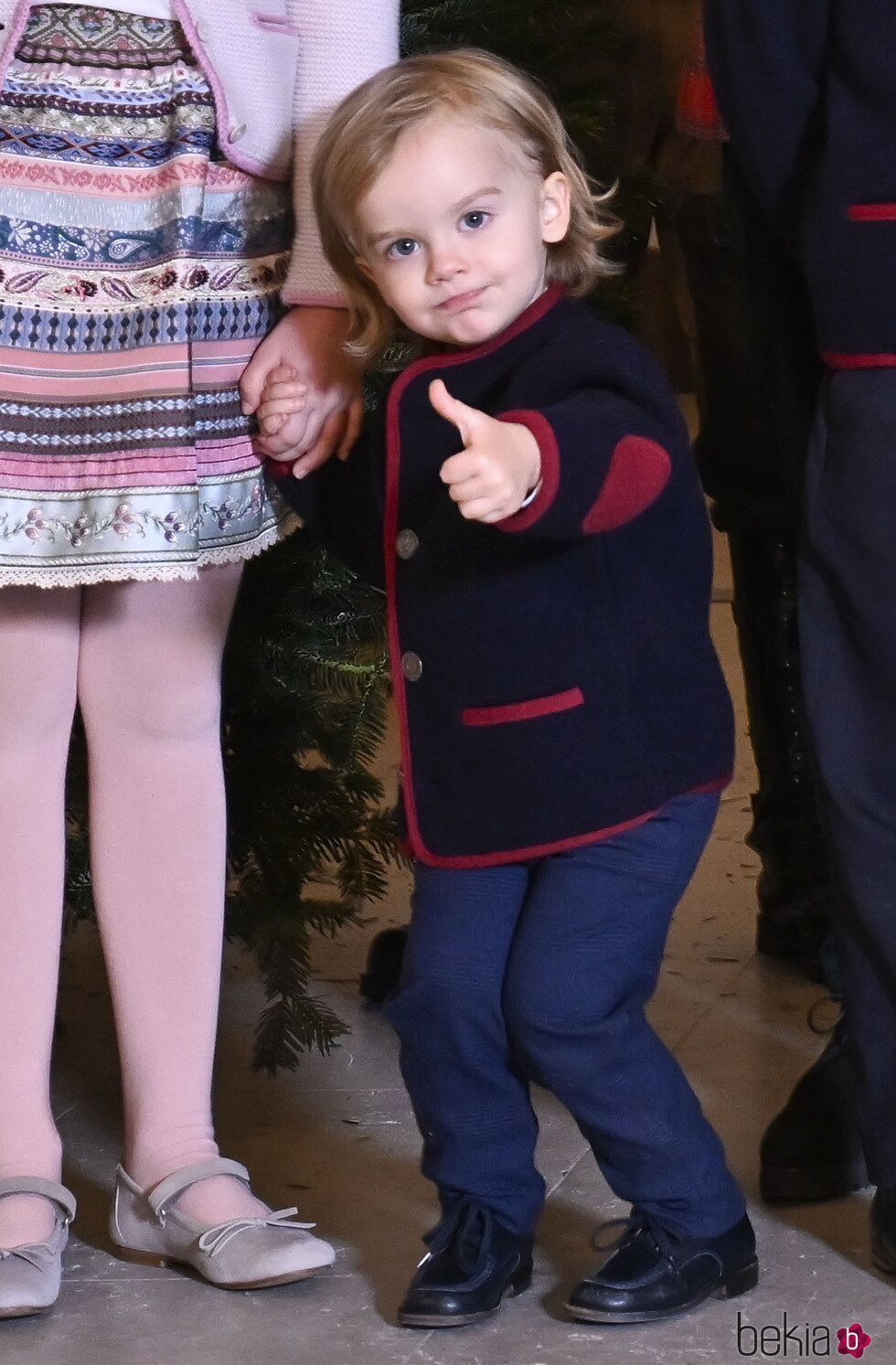 Julian de Suecia haciendo un gesto con el pulgar en la recogida de árboles de Navidad