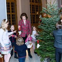 Silvia de Suecia decorando un árbol de Navidad con sus nietos