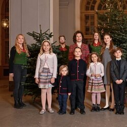 Silvia de Suecia y sus nietos en la recogida de árboles de Navidad en el Palacio Real de Estocolmo