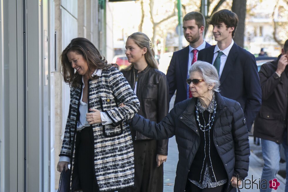 Alexia de Grecia, Irene de Grecia y los hermanos Irene, Pablo y Juan Urdangarin en la celebración del 60 cumpleaños de la Infanta Elena