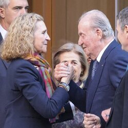 La Infanta Elena se despide de su padre el Rey Juan Carlos tras la celebración de su 60 cumpleaños